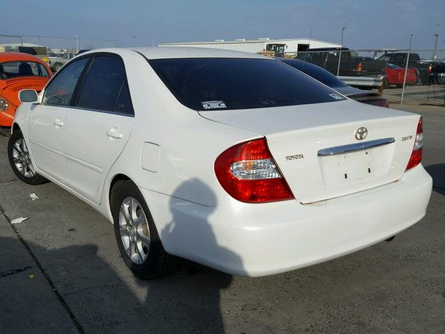 JTDBE30K640255531 - 2004 TOYOTA CAMRY LE WHITE photo 3