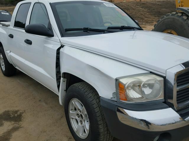 1D7HE48N05S158349 - 2005 DODGE DAKOTA QUA WHITE photo 9