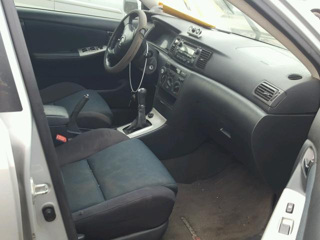 2T1BY30E45C339582 - 2005 TOYOTA COROLLA XR 银色 照片 5