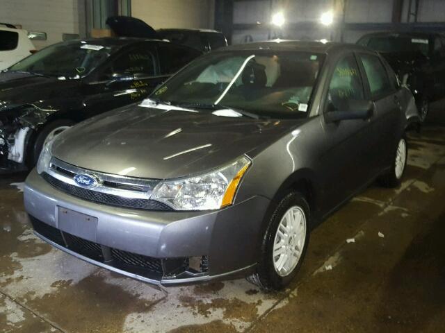 1FAHP3FN6AW270373 - 2010 FORD FOCUS SE GRAY photo 2