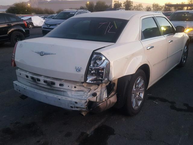 2C3JA63H15H175130 - 2005 CHRYSLER 300C WHITE photo 4