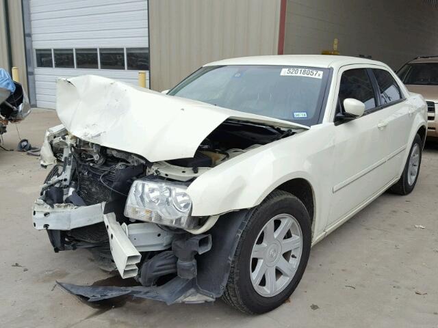 2C3JA53G95H601048 - 2005 CHRYSLER 300 TOURIN WHITE photo 2