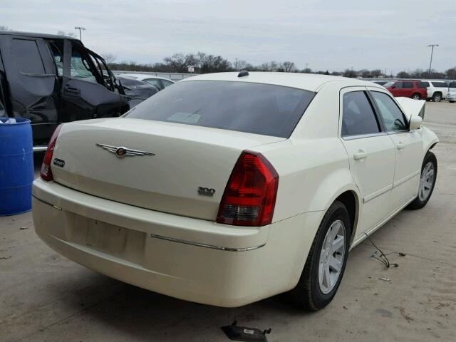 2C3JA53G95H601048 - 2005 CHRYSLER 300 TOURIN WHITE photo 4