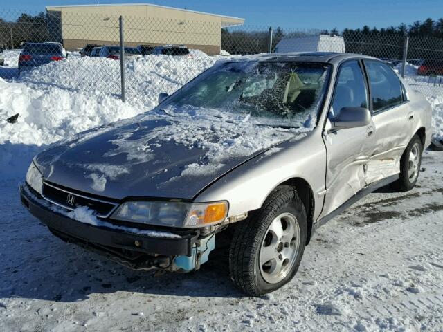 1HGCD560XVA159536 - 1997 HONDA ACCORD SE SILVER photo 2