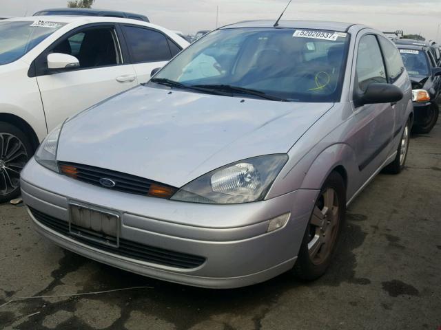 3FAFP31Z24R126375 - 2004 FORD FOCUS ZX3 SILVER photo 2