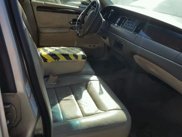 1LNHM81W7XY660763 - 1999 LINCOLN TOWN CAR E GRAY photo 5