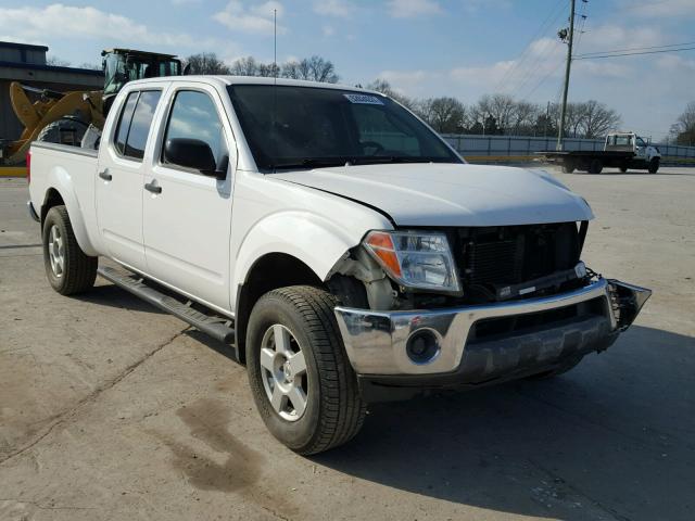 1N6AD09W57C460373 - 2007 NISSAN FRONTIER C WHITE photo 1