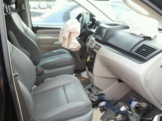 2V4RW3DG5BR670074 - 2011 VOLKSWAGEN ROUTAN SE BLACK photo 5