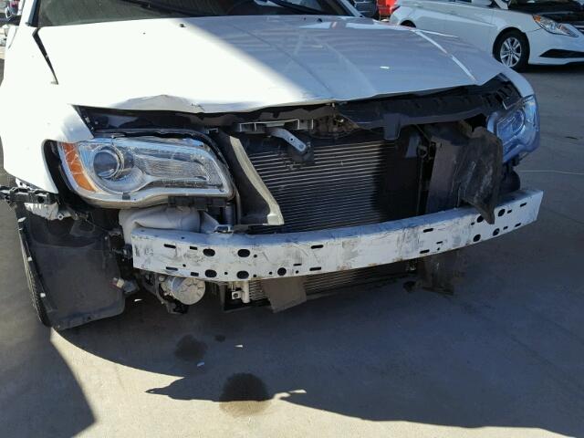 2C3CCACG0CH308079 - 2012 CHRYSLER 300 LIMITE WHITE photo 9