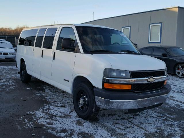 1GAHG39U051253058 - 2005 CHEVROLET EXPRESS G3 WHITE photo 1