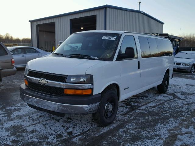 1GAHG39U051253058 - 2005 CHEVROLET EXPRESS G3 WHITE photo 2