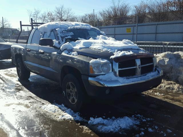 1D7HW48N05S253815 - 2005 DODGE DAKOTA QUA GRAY photo 1