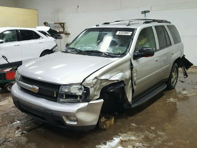 1GNDT13S452256995 - 2005 CHEVROLET TRAILBLAZE SILVER photo 2