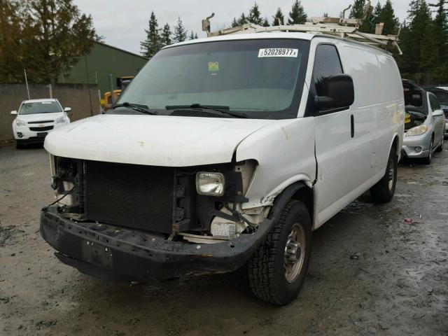 1GCGG25C981160988 - 2008 CHEVROLET EXPRESS G2 WHITE photo 2