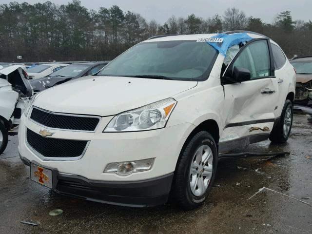 1GNKREED1BJ300478 - 2011 CHEVROLET TRAVERSE L WHITE photo 2