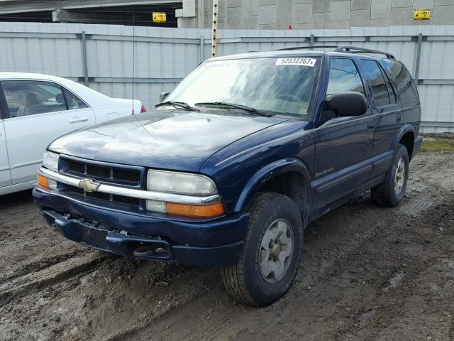 1GNDT13W1Y2190560 - 2000 CHEVROLET BLAZER BLUE photo 2