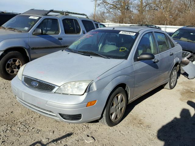 1FAHP34N07W314671 - 2007 FORD FOCUS ZX4 SILVER photo 2