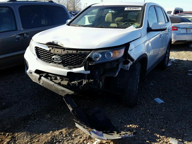 5XYKT3A10CG302508 - 2012 KIA SORENTO BA WHITE photo 2