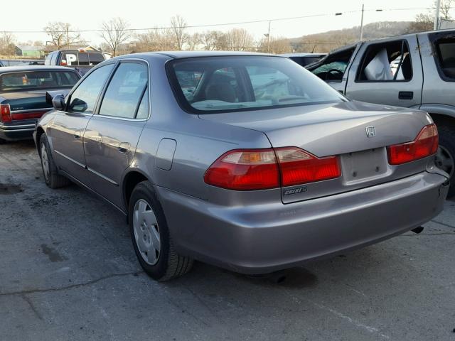 1HGCG1648YA081362 - 2000 HONDA ACCORD LX SILVER photo 3