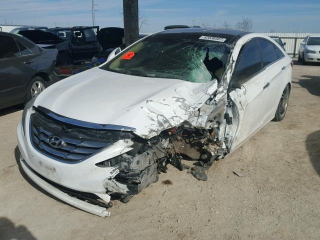 5NPEC4AB0CH403469 - 2012 HYUNDAI SONATA SE WHITE photo 2