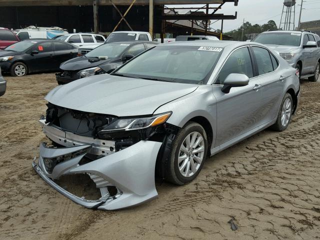 4T1B11HKXJU013247 - 2018 TOYOTA CAMRY L SILVER photo 2