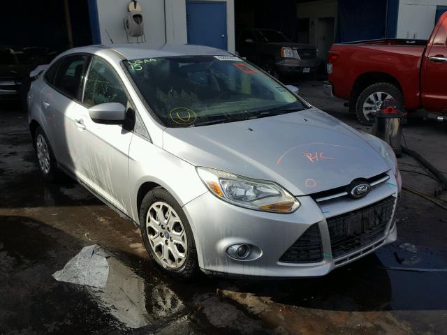 1FAHP3F22CL235405 - 2012 FORD FOCUS SE SILVER photo 1