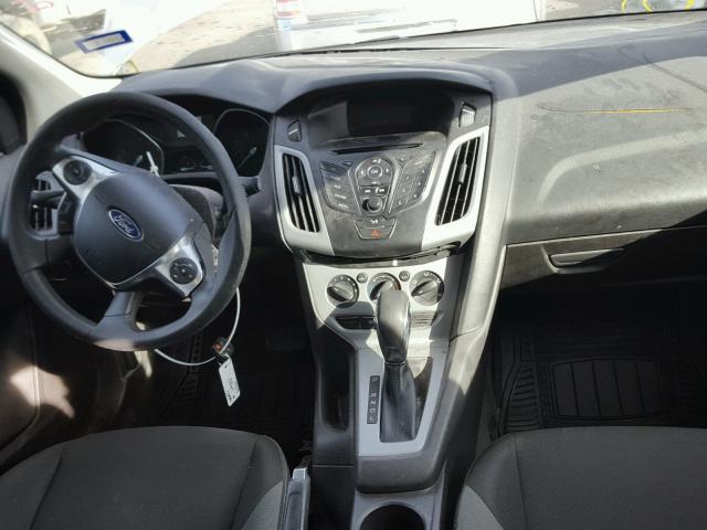 1FAHP3F22CL235405 - 2012 FORD FOCUS SE SILVER photo 9