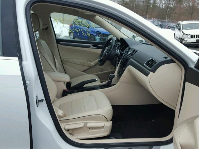 1VWDT7A30HC039933 - 2017 VOLKSWAGEN PASSAT R-L WHITE photo 5