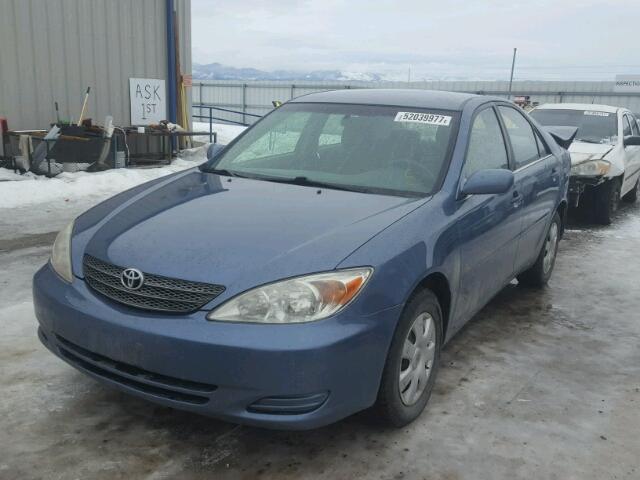 JTDBE32K440275063 - 2004 TOYOTA CAMRY LE BLUE photo 2