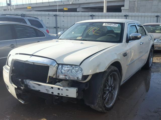 2C3LA43DX9H565319 - 2009 CHRYSLER 300 LX WHITE photo 2