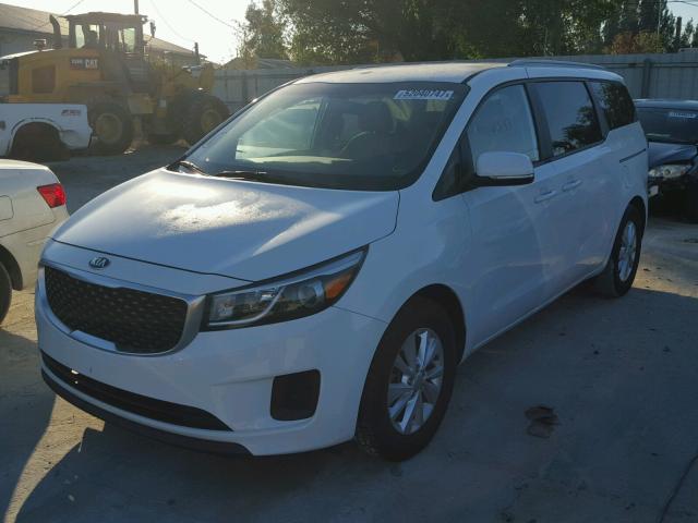 KNDMB5C15F6018433 - 2015 KIA SEDONA LX WHITE photo 2