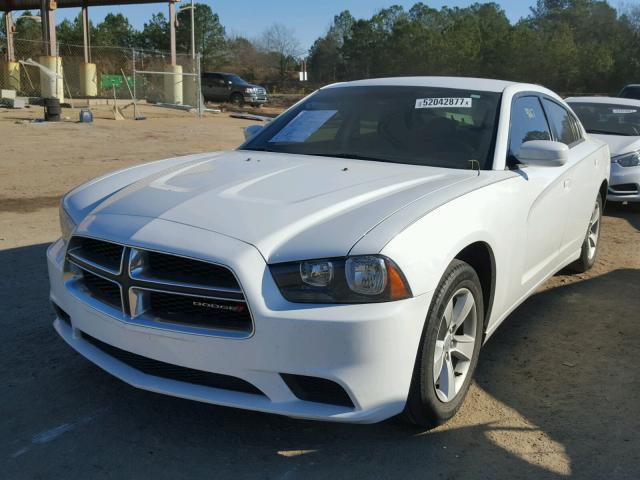 2C3CDXBGXEH342535 - 2014 DODGE CHARGER SE WHITE photo 2