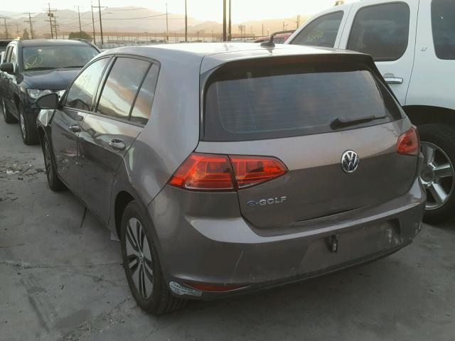 WVWKP7AU7GW913246 - 2016 VOLKSWAGEN E-GOLF SE GRAY photo 3