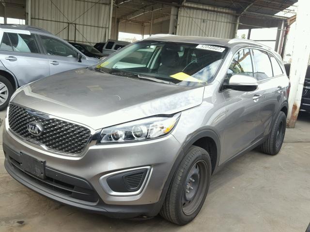 5XYPG4A52HG201190 - 2017 KIA SORENTO LX GRAY photo 2