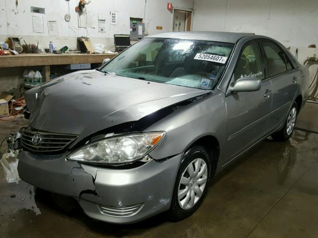 4T1BE32K55U623376 - 2005 TOYOTA CAMRY LE GREEN photo 2