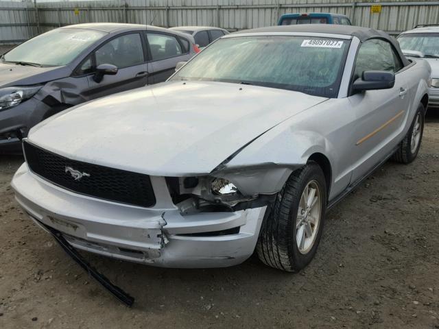 1ZVFT84N265254808 - 2006 FORD MUSTANG SILVER photo 2