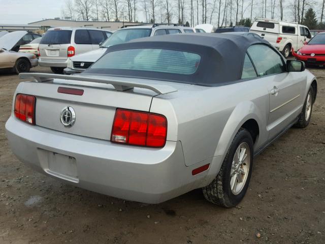 1ZVFT84N265254808 - 2006 FORD MUSTANG SILVER photo 4