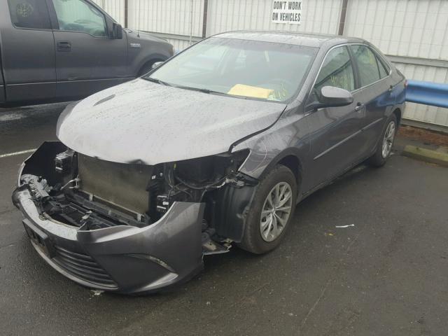 4T1BF1FKXHU294271 - 2017 TOYOTA CAMRY LE GRAY photo 2