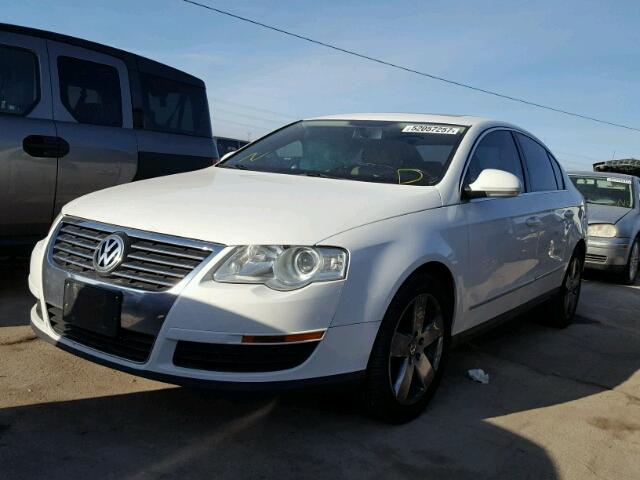 WVWAK73C68E139402 - 2008 VOLKSWAGEN PASSAT KOM WHITE photo 2