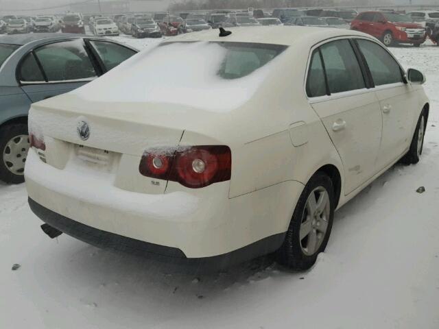 3VWRZ71K08M103947 - 2008 VOLKSWAGEN JETTA SE WHITE photo 4