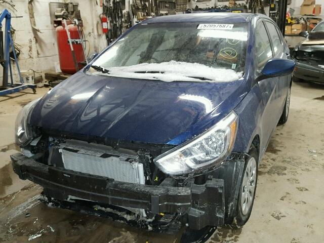 KMHCT5AE1HU312999 - 2017 HYUNDAI ACCENT SE BLUE photo 2