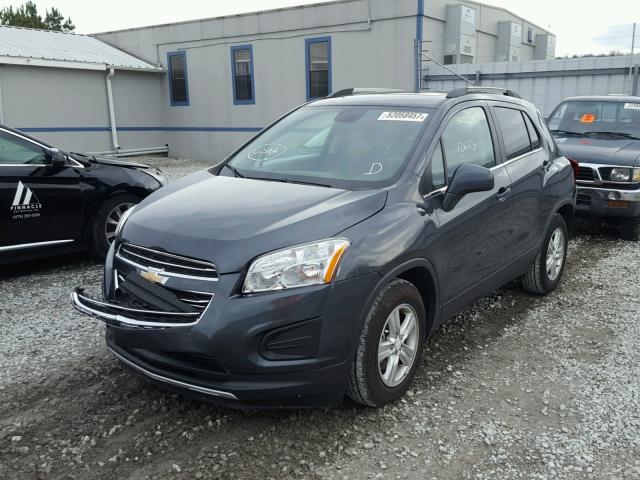 3GNCJLSB4GL250615 - 2016 CHEVROLET TRAX 1LT GRAY photo 2