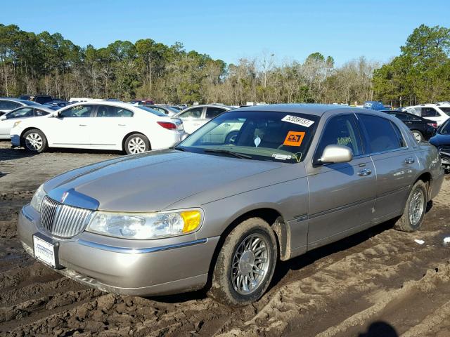 1LNHM82W42Y639330 - 2002 LINCOLN TOWN CAR S GOLD photo 2