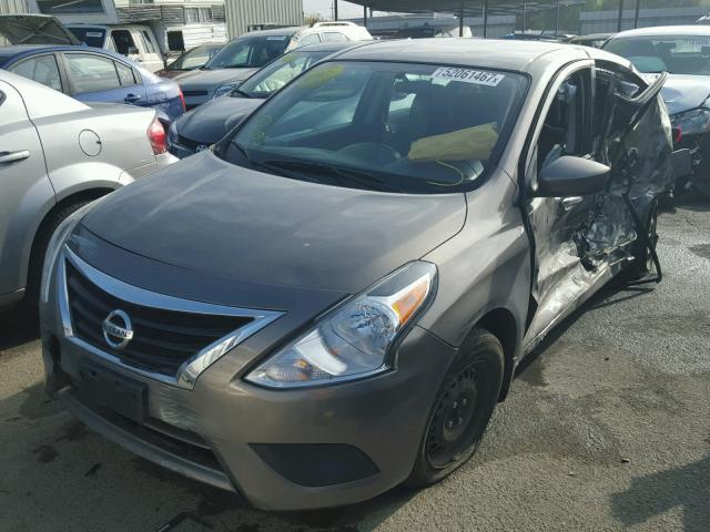 3N1CN7APXGL893586 - 2016 NISSAN VERSA S BROWN photo 2