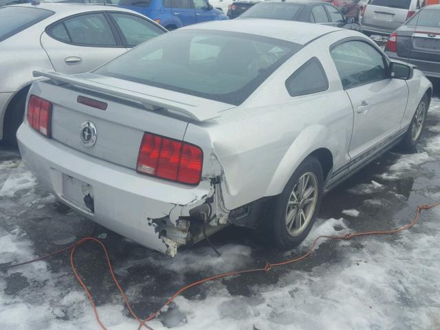 1ZVFT80NX55203724 - 2005 FORD MUSTANG SILVER photo 4