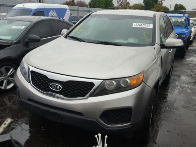 5XYKT4A16CG279967 - 2012 KIA SORENTO BA SILVER photo 2