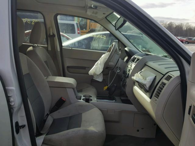 1FMCU93188KD56833 - 2008 FORD ESCAPE XLT WHITE photo 5