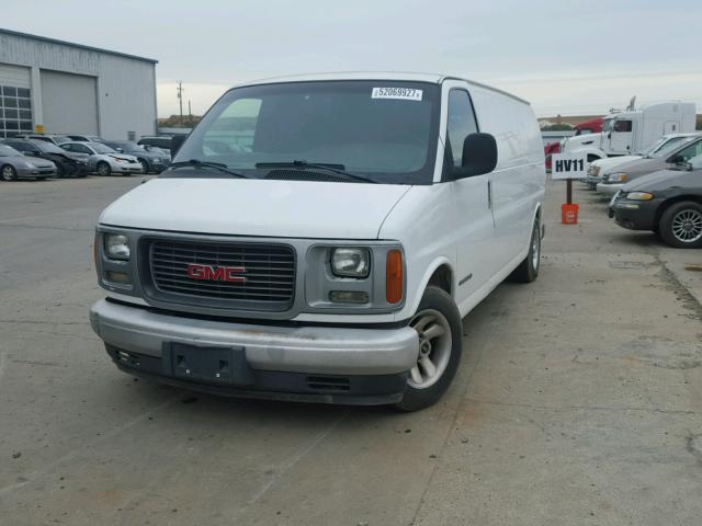 1GTFG29R921186363 - 2002 GMC SAVANA G25 WHITE photo 2