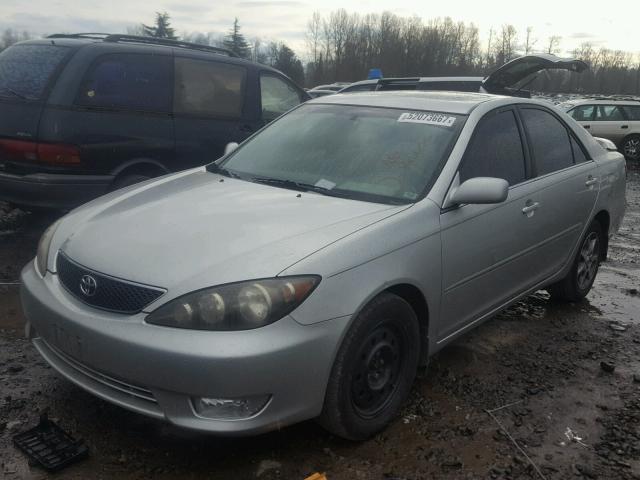 JTDBA30K360026805 - 2006 TOYOTA CAMRY SE SILVER photo 2