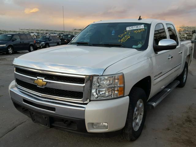 3GCPKSE39BG232280 - 2011 CHEVROLET SILVERADO WHITE photo 2